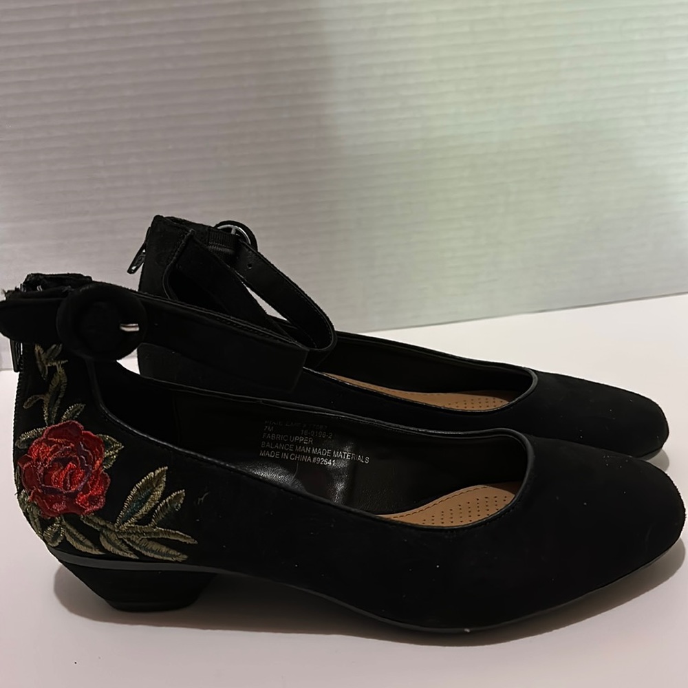 Comfort View Black Rose Style Heel Size 7